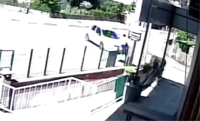 Bartın'da Yolun Karşısına Geçmeye Çalışan Anne ve Çocuğuna Otomobil Çarptı