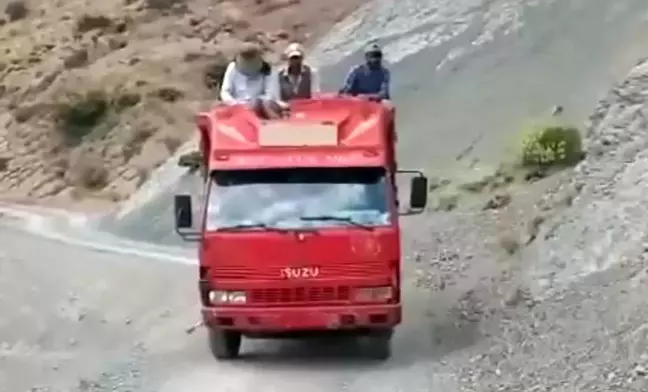 Hakkari'deki köy sakinleri yayla yolunun onarılmasını istiyor