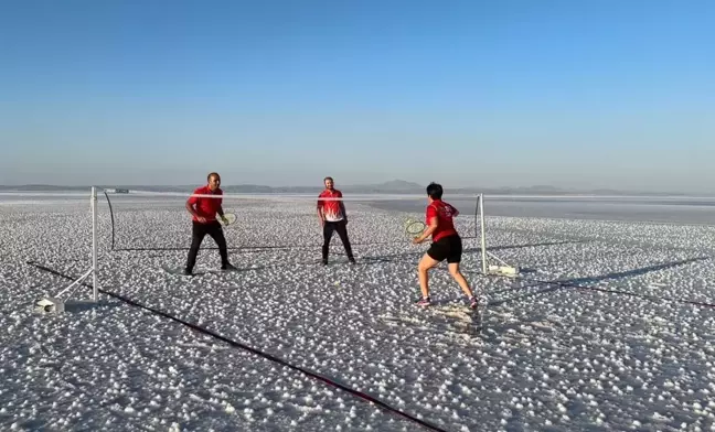 Milli sporcu Halime Yıldız, Tuz Gölü'nde badminton oynadı