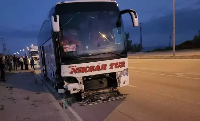 Amasya'da otobüs ve hafif ticari araç çarpıştı: 3 yaralı