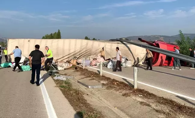 Amasya'da Geri Geri Manevra Yapan Tankere Çarpan Tır Savruldu