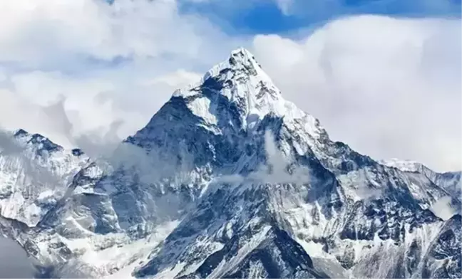 Everest'te Kayıp Dağcı Irvine'a Ait Bot Bulundu