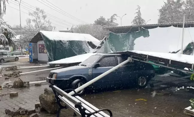 Kütahya'da Kar Yağışı Köy Pazarının Çatısını Çöktürdü