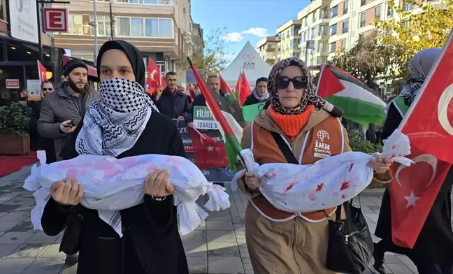 Gazze'de hayatını kaybeden öğretmen ve öğrenciler için Küçükçekmece'de yürüyüş düzenlendi