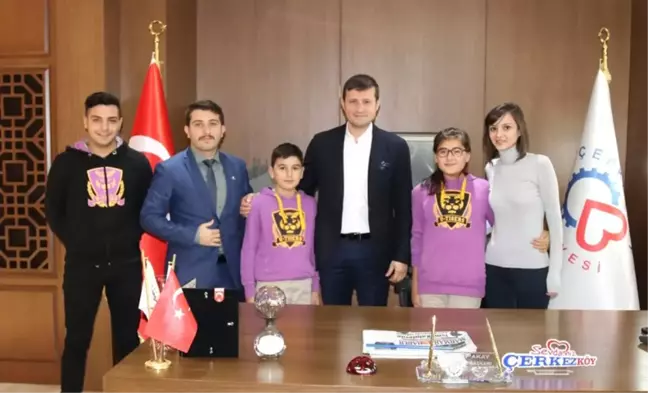 Öğrenciler Projelerini Başkan Akay'a Tanıttı