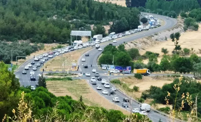 Aydın'da başlayan araç kuyruğu Muğla'ya kadar devam etti