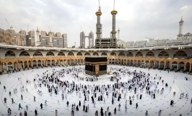 Hacı adayları Kurban Bayramı namazını Kabe'de kıldı