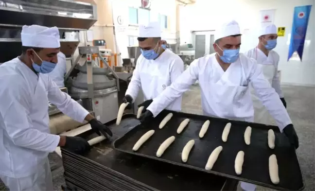 Diyarbakır'da mesleki eğitim alan hükümlüler günde 15 bin ekmek üretiyor