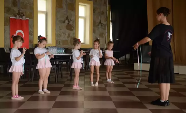 Eceabat'ta çocuklar bale sanatıyla tanışıyor