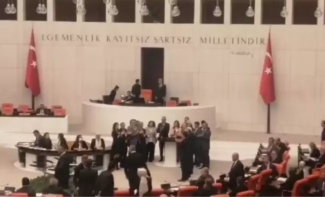 HEDEP Milletvekilleri TBMM Genel Kurulu'nda protesto yaptı