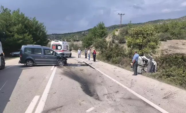 Sinop'un Boyabat ilçesinde üç araç karıştı, sürücüler yaralandı