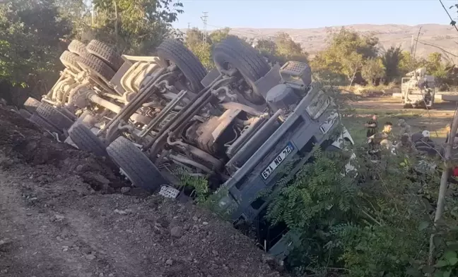 Erzincan'da Devrilen Beton Mikserinde Sürücü Kurtarıldı