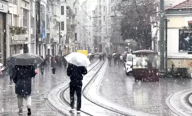 İstanbul'da Kar Yağışı Taksim Meydanı ve İstiklal Caddesi'nde Etkili Olmaya Başladı