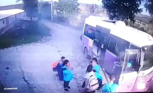 İçi öğrenci dolu servis alev aldı...Panik anları kamerada