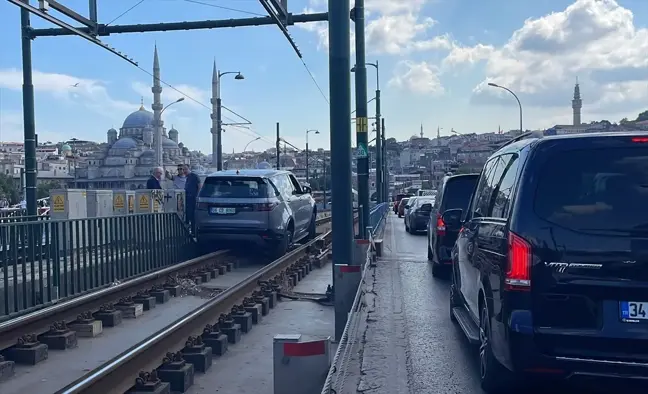 Tramvay yoluna giren aracın kaldırılmasıyla seferler normale döndü