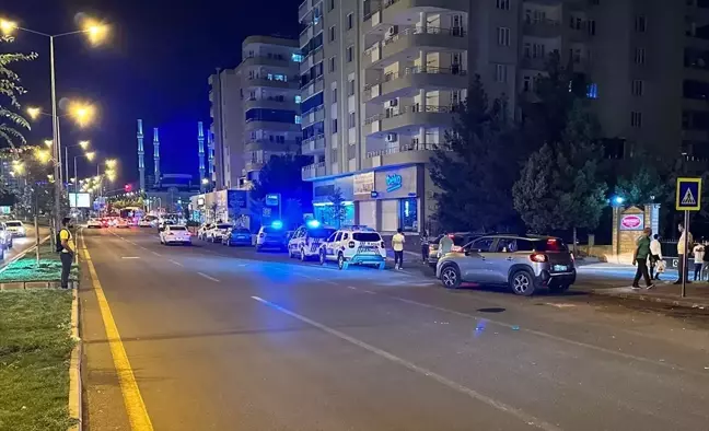 Diyarbakır'da otomobil çarpması: Baba ile 2 çocuk yaralandı