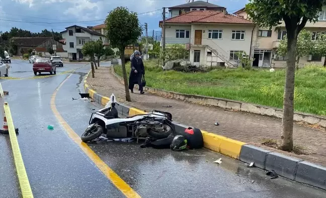 Sakarya'da kamyonla çarpışan motosiklet sürücüsü hayatını kaybetti