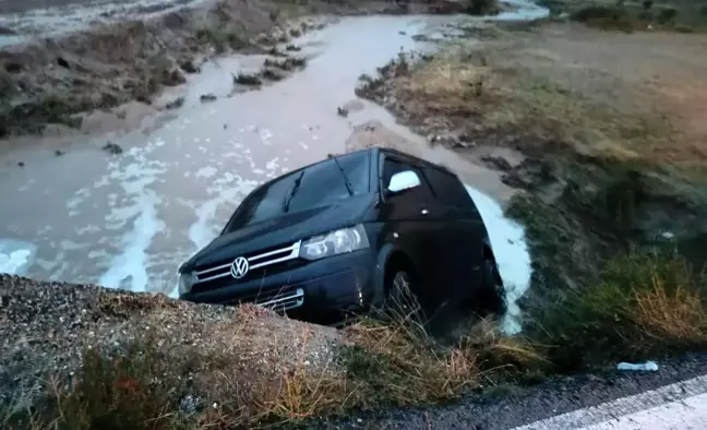 Afyonkarahisar'da minibüs dereye uçtu, 4 kişi yaralandı