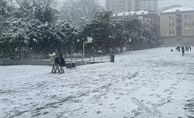 İstanbul'da Kar Yağışı Etkili Oluyor