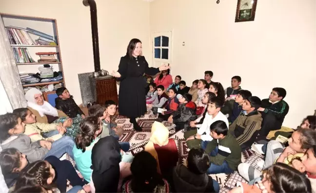 (Özel) Köy köy dolaşıp çocukları masallarla buluşturuyorlar