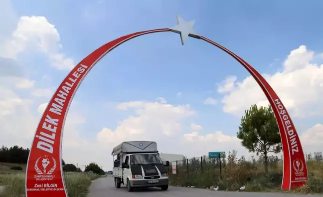 Dilek Mahallesine ay yıldızlı tak