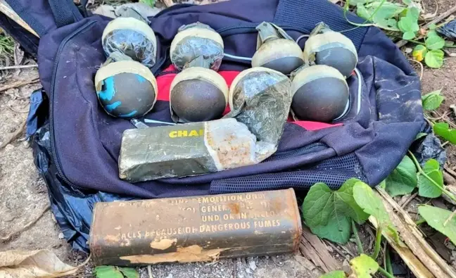 El Salvador'da ordunun baskınlarda ele geçirdiği silahlar sergilendi