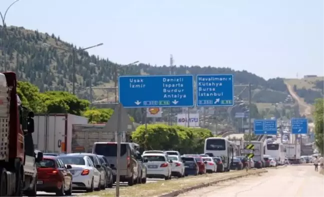 Kurban Bayramı tatili nedeniyle Afyonkarahisar'da trafik yoğunluğu