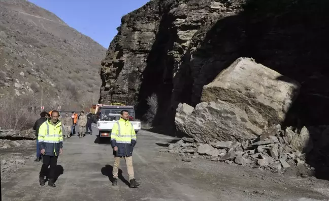Hakkari-Çukurca kara yolu kayalar nedeniyle kapanmıştı, ekipler çalışma sonucu açtı