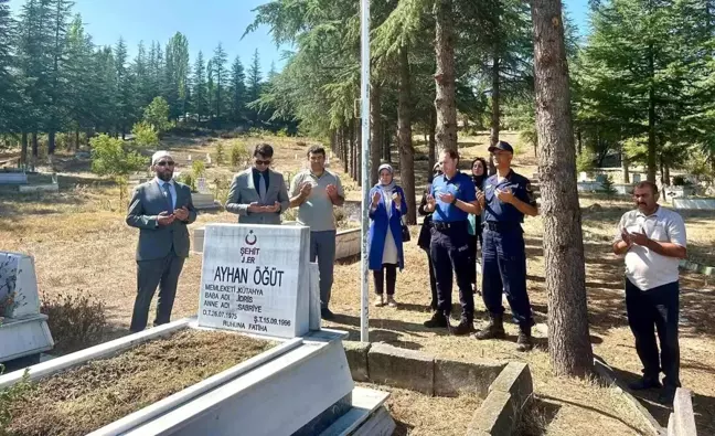 Şehit Jandarma Er Ayhan Öğüt, Kabri Başında Dualarla Anıldı