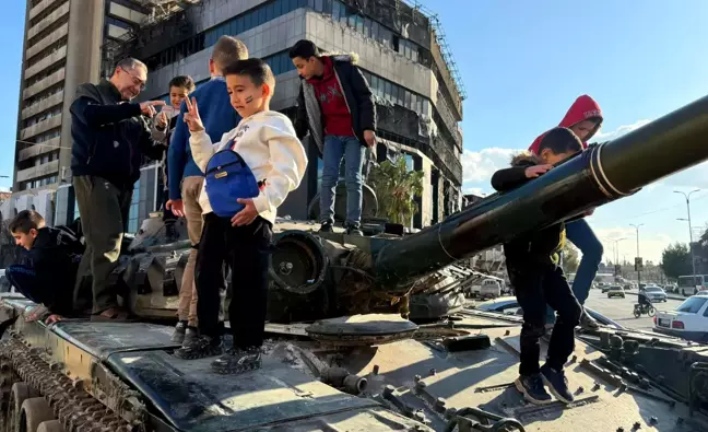 Esad'ın terk edilmiş tankları çocukların oyuncağı oldu