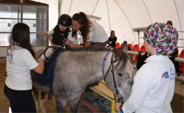 Cerebral Palsy'li Çocuklara At ile Terapi