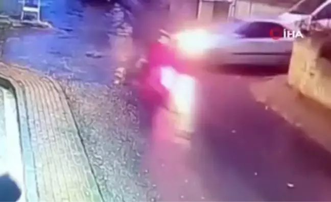 Siparişe giden motosikletli kuryeye otomobil çarptı