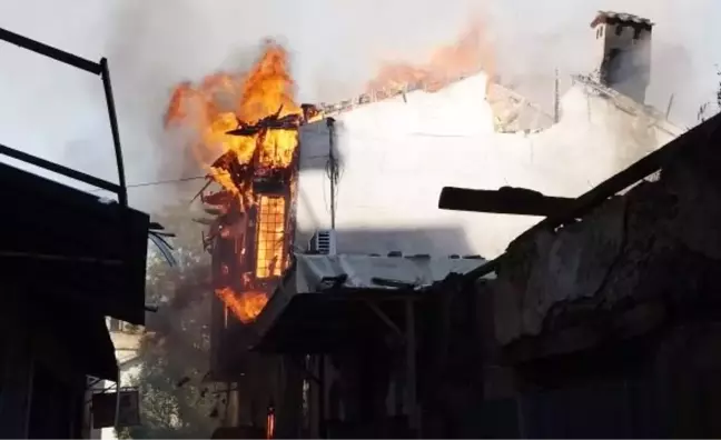 Antalya'da Sit Alanındaki Evler Yangında Zarar Gördü