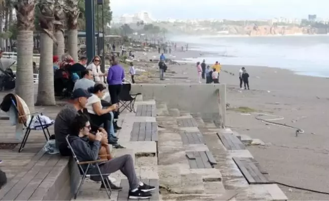 Antalya'da Güneşli Hava Sahile İlgili Yoğunluğa Yol Açtı