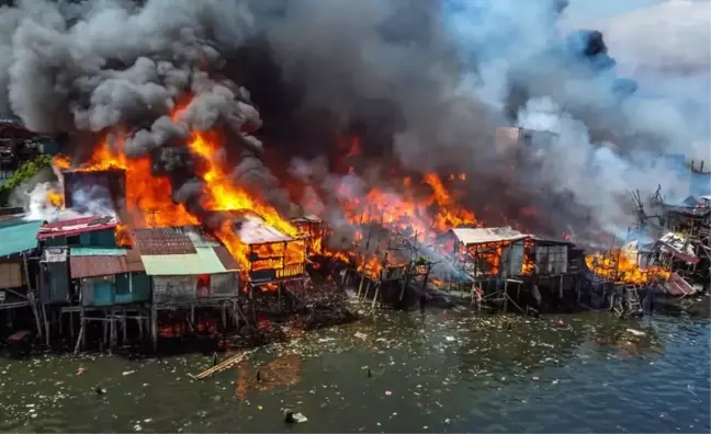 Manila'daki Büyük Yangında 2000 Aile Evsiz Kaldı