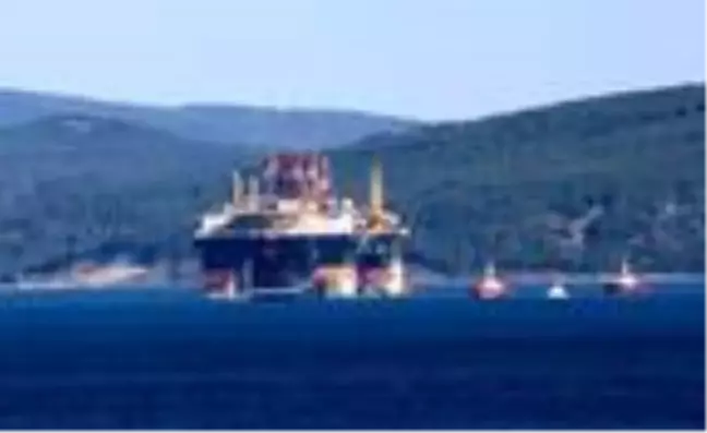 Petrol arama platformu 'Scarabeo 9', Çanakkale Boğazı'ndan geçti