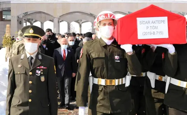 Korona virüsten hayatını kaybeden Ağrılı piyade teğmen gözyaşları arasında toprağa verildi