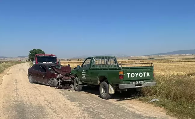 Afyonkarahisar'da Kamyonet ile Otomobil Çarpıştı: 4 Yaralı