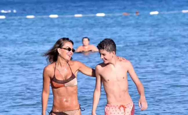 Ünlü sunucu Özlem Yıldız, oğluyla Bodrum'da tatil yapıyor