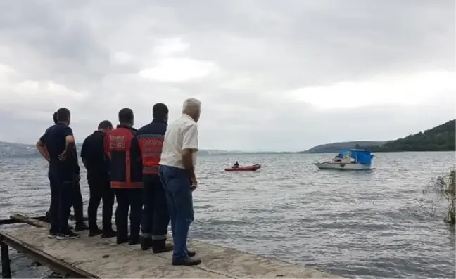 Sapanca Gölü'nde Tekne Mahsur Kalan 3 Kişi Kurtarıldı
