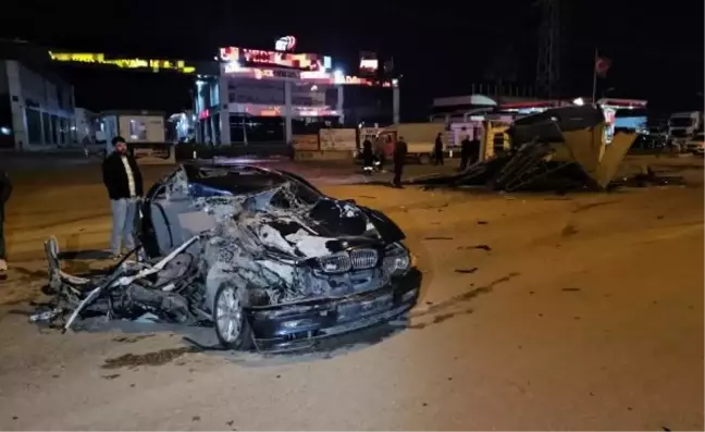 Adana'da Otomobil ile Kamyonetin Çarpıştığı Kazada 1 Kişi Hayatını Kaybetti