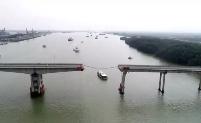 Guangzhou'da konteyner gemisi köprüye çarptı: 5 kişi hayatını kaybetti
