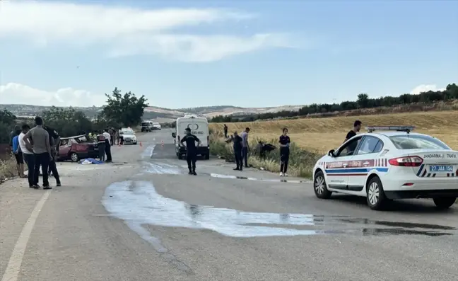 Gaziantep'te minibüs ile otomobil çarpıştı: 1 ölü, 5 yaralı