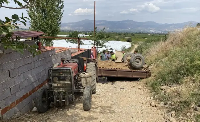 Alaşehir'de Tarım İşçilerini Taşımakta Olan Traktör Römorku Devrildi: 11 Yaralı