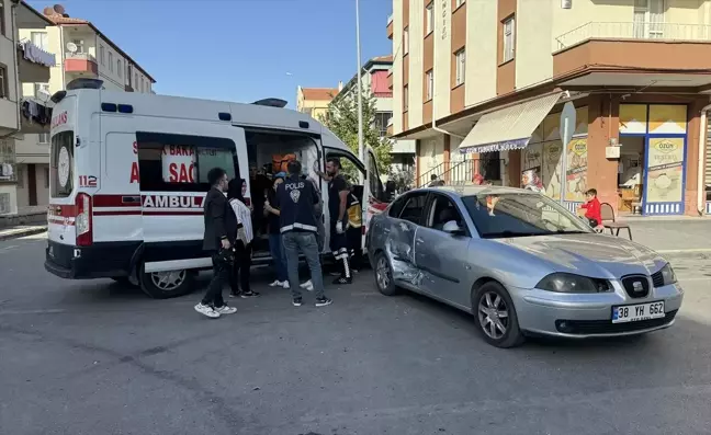 Kayseri'de Otomobil ve Minibüs Çarpıştı: 8 Kişi Yaralandı