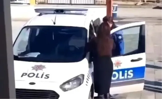 Erzincan'da Öğrenciler, Polis Aracından Şarkı Söyledi