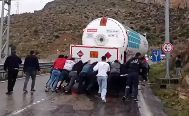 Mersin'de Kayarak Yolu Kapatıp Kuyruk Oluşturan Tanker, Vatandaşlar Tarafından İtildi