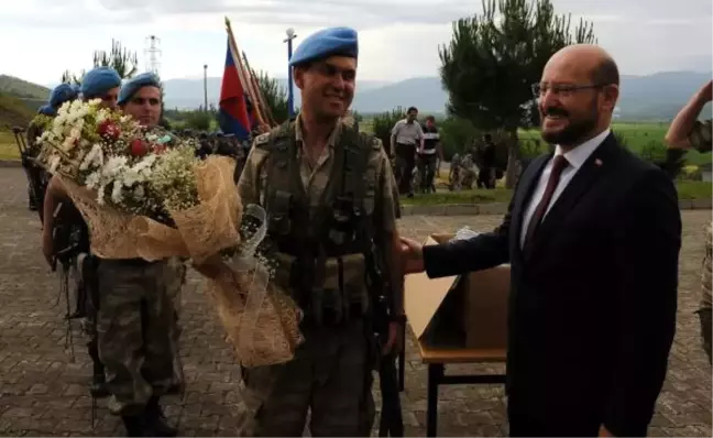 Niksar'a Dönen Komandolar Çiçeklerle Karşılandı