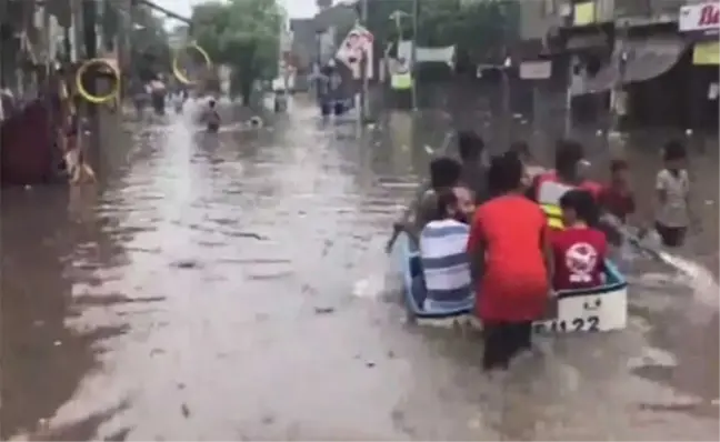 Pakistan'da Şiddetli Yağışlardan 9 Kişi Hayatını Kaybetti