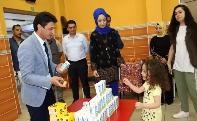 Yalova'da Minik Öğrencilere Süt ve Bal Dağıtıldı